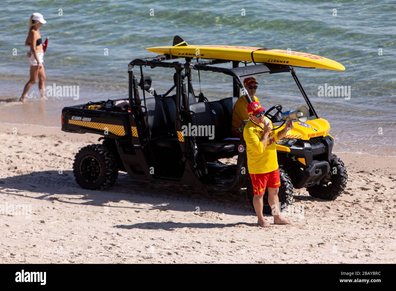 Les sauveteurs de surf font une annonce publique concernant la distanciation sociale de 1,5 m sur la plage de Somerton pendant la pandémie de virus de Corona en Australie. Banque D'Images
