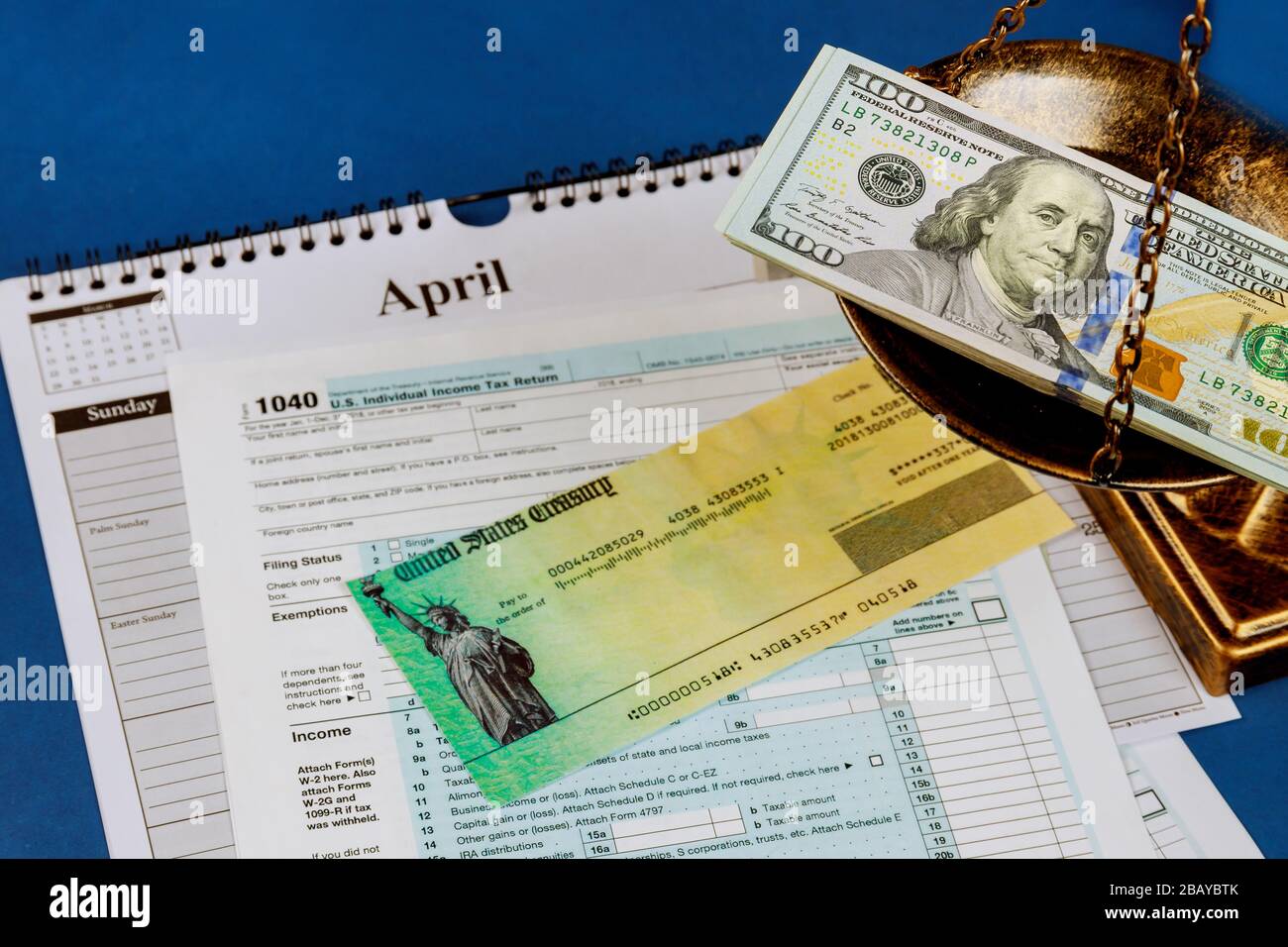 Déclaration de revenus particuliers lois fiscales échelles de justice responsabilité pénale pour le non-paiement d'impôts de cent dollars formulaire de facture 1040 sur les États-Unis Banque D'Images