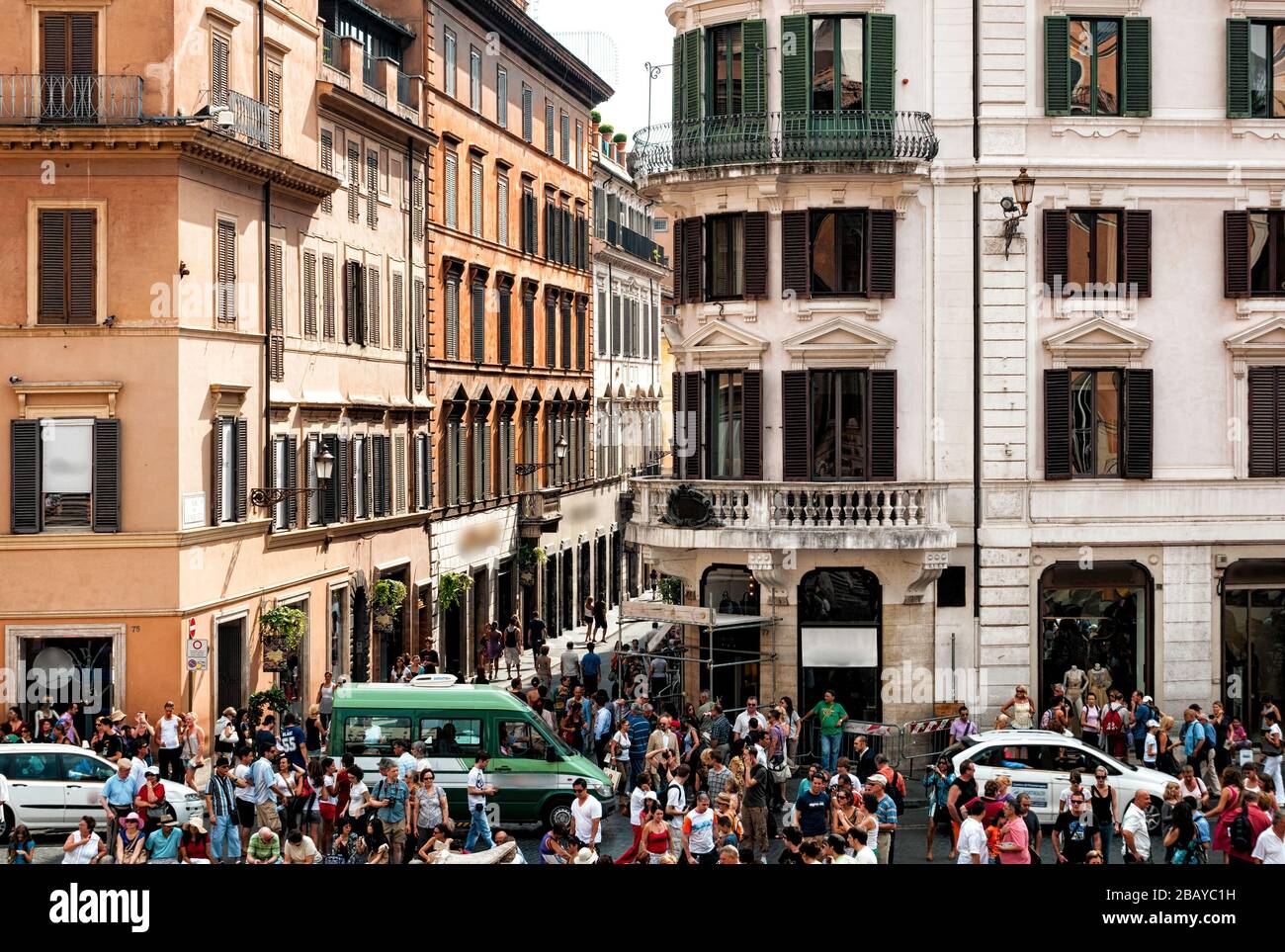 Touristes et trafic à la Piazza di Spagna et via dei Condotti, Rome, Lazio, Italie, Europe, couleur Banque D'Images