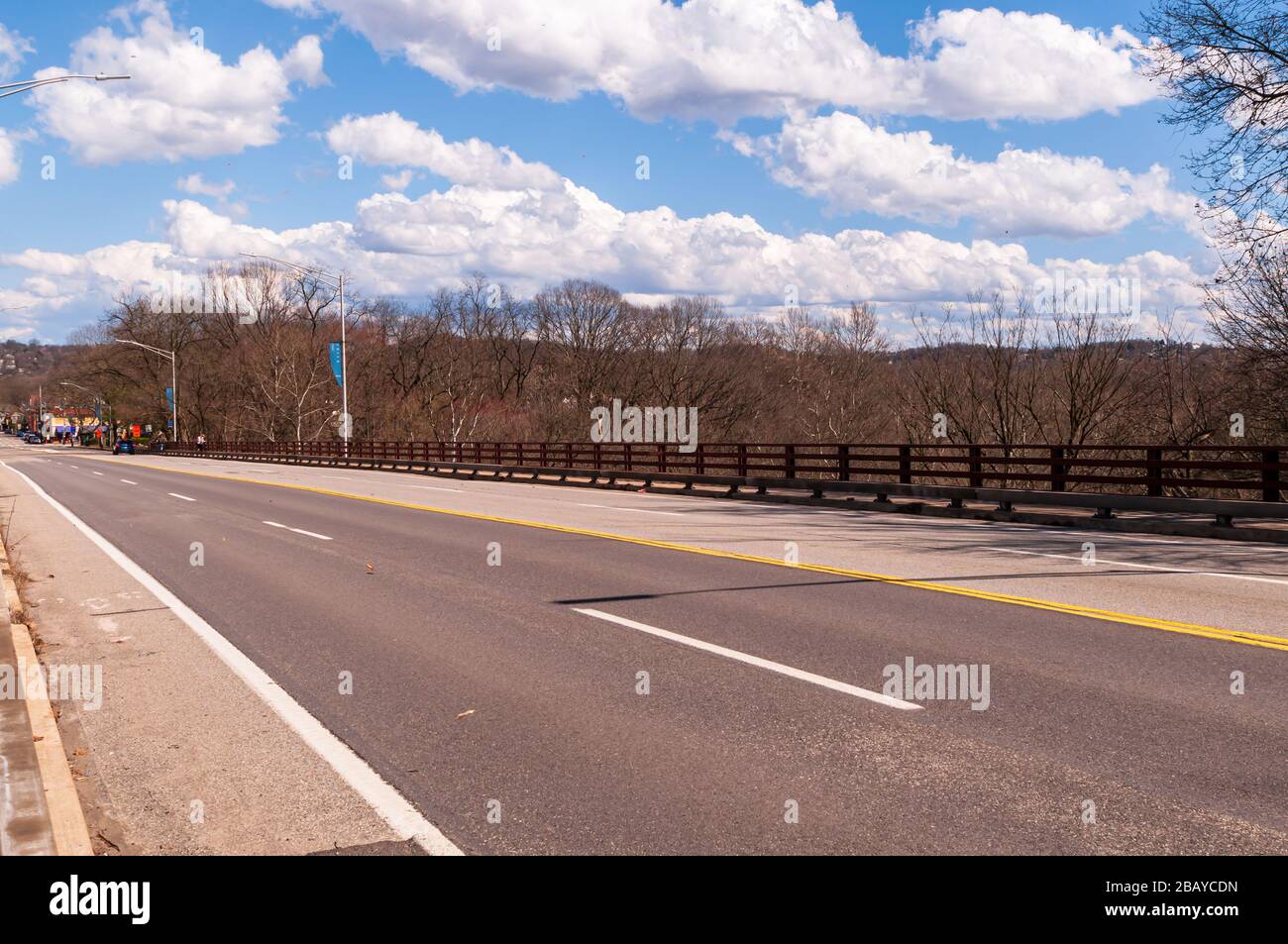 Le pont Forbes Avenue au-dessus de Frick Park lors d'une journée de printemps ensoleillée, Pittsburgh, Pennsylvanie, États-Unis Banque D'Images