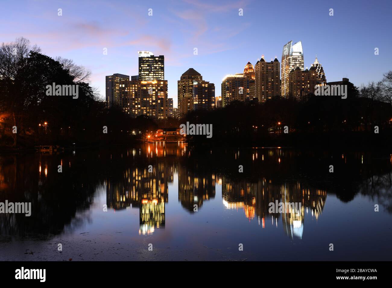 La ville d'Atlanta, Géorgie la nuit avec des réflexions Banque D'Images