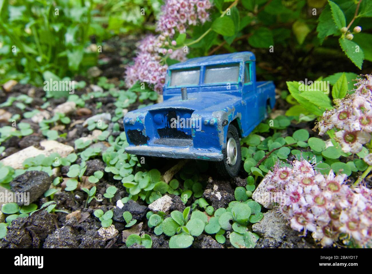 Jouet Land Rover explorer l'habitat du jardin Banque D'Images