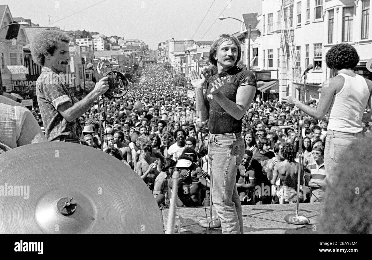 Un groupe de rock se produit sur scène au Castro Street Fair le 08/14/1977. San Francisco, Californie Banque D'Images