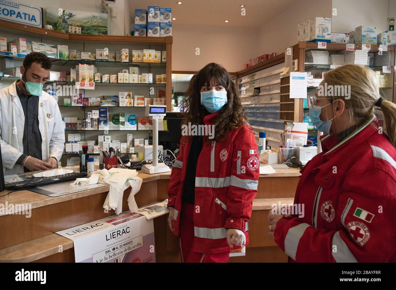 Milan, Italie. 27 mars 2020. Les volontaires sont vus dans une pharmacie.en raison de l'urgence de Covid-19, l'unité de crise du Comité de la Croix-Rouge aide les citoyens qui ont besoin d'aide dans plusieurs municipalités, ils offrent des commissions comme l'approvisionnement alimentaire et médical, les livraisons de repas préparés dans les hôpitaux et les services d'ambulance. Crédit: SOPA Images Limited/Alay Live News Banque D'Images