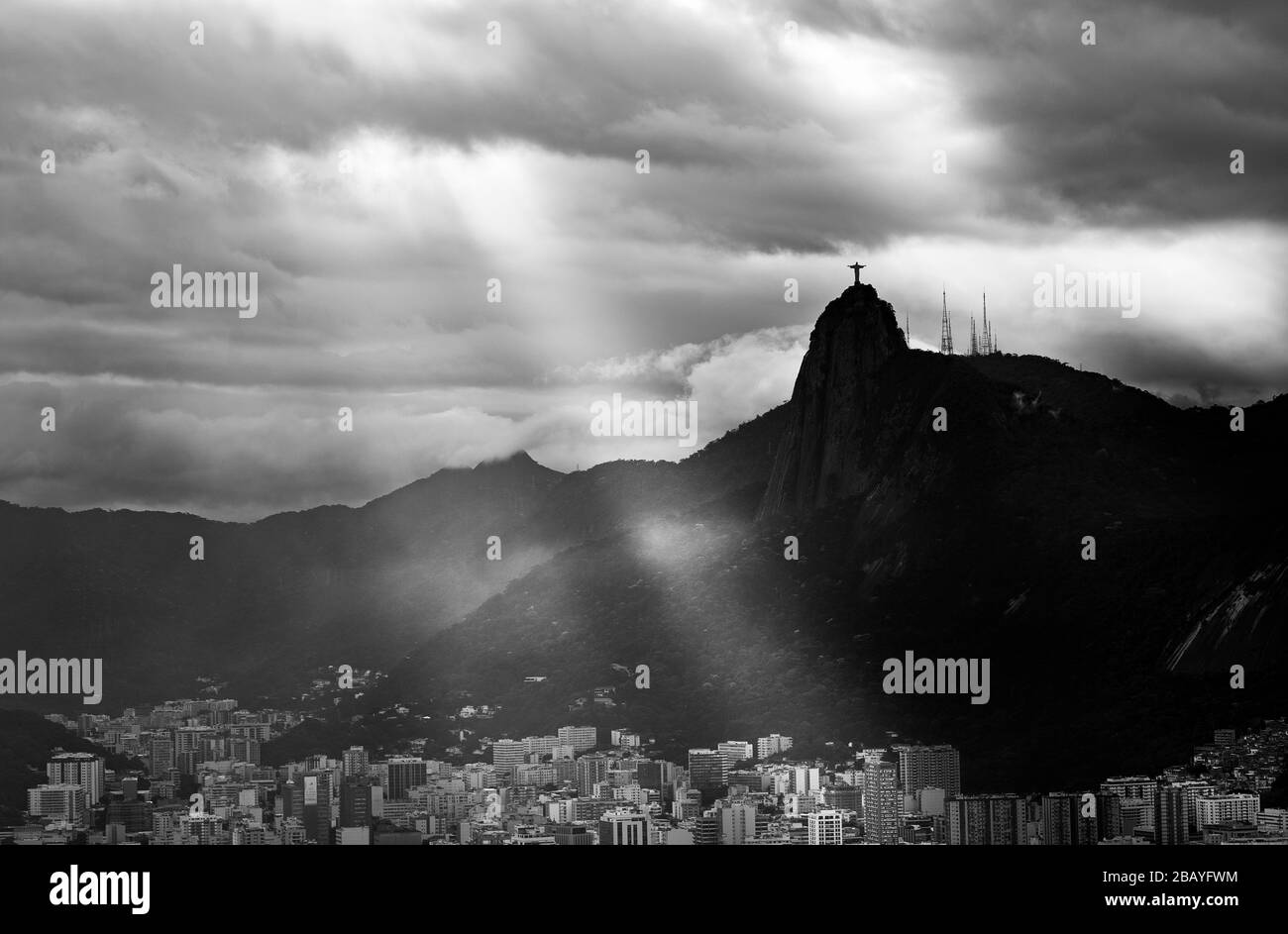 Vue imprenable sur Rio de Janeiro depuis la montagne de Sugarloaf Banque D'Images