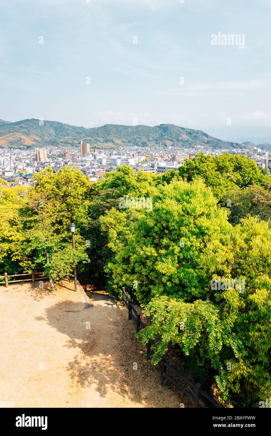 Dogo Park, ruines du château de Yuzuki et vue panoramique sur la ville de Matsuyama à Matsuyama, Japon Banque D'Images
