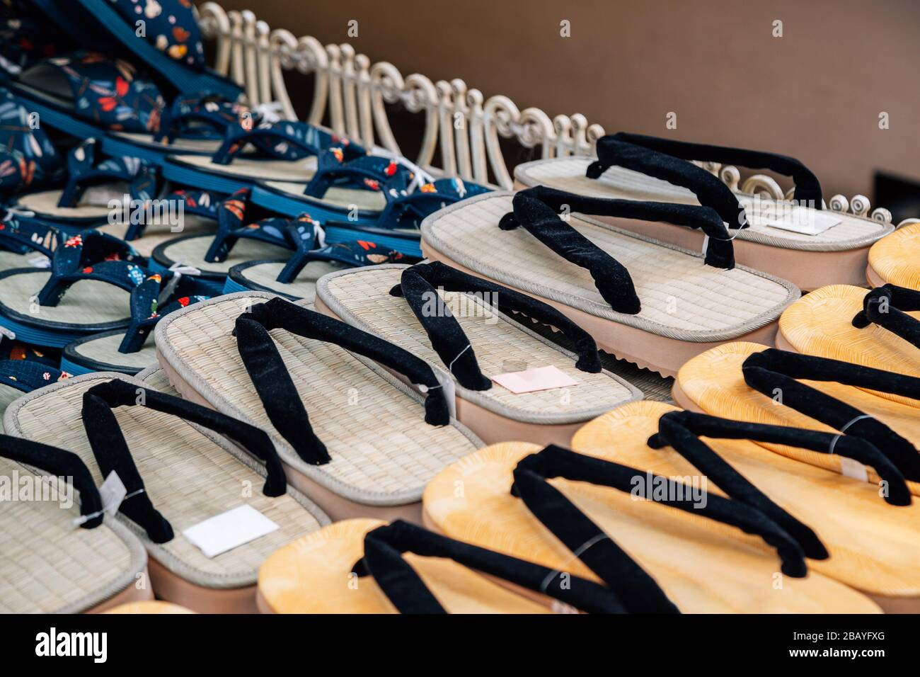 Sandales traditionnelles japonaises Geta à Dogo Haikara Dori Shopping Street à Matsuyama, Japon Banque D'Images