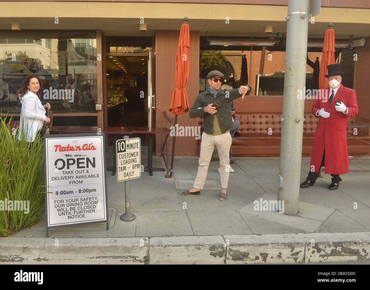 Los Angeles, Californie, États-Unis. 30 mars 2020. Los Angeles, États-Unis. 30 mars 2020. Bien qu'il ait été signalé que Nate'n Al Delicatessen fermait définitivement le dimanche 29 mars 2020 après avoir été en affaires à Beverly Hills depuis 1945 avec une clientèle incluant de nombreuses légendes du secteur du divertissement, le restaurant a déclaré : « les médias ont incorrectement signalé que Nate'n Al's est « disparu pour toujours ». La épicerie fine mettra fin au service de prise en main et de livraison mais espère reprendre les opérations normales après la fin de la restauration on.in-restaurant de l'interdiction, à la suite de l'urgence du coronavirus. Photo de Jim Ruymen/U. Banque D'Images