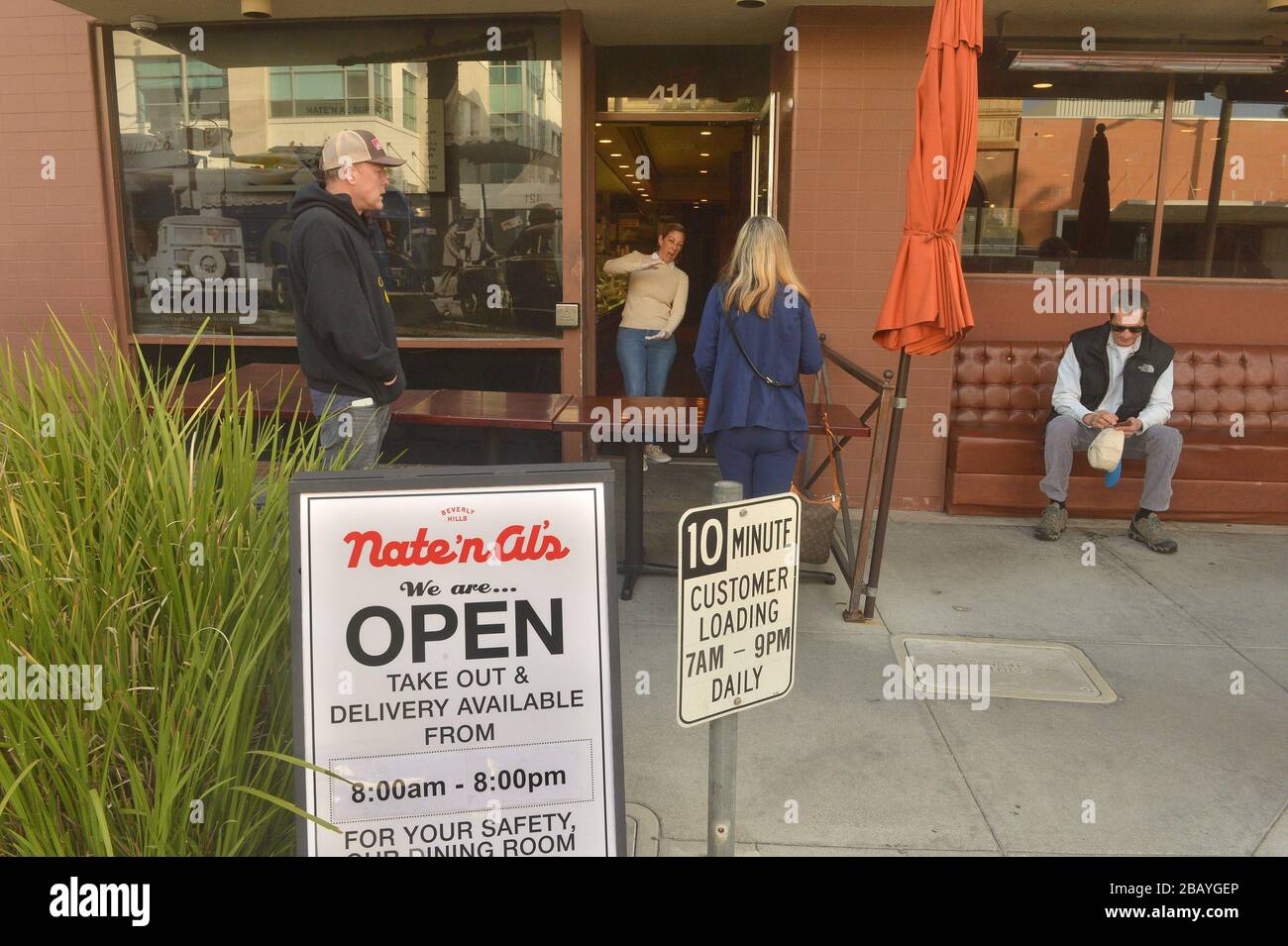Los Angeles, Californie, États-Unis. 30 mars 2020. Los Angeles, États-Unis. 30 mars 2020. Bien qu'il ait été signalé que Nate'n Al Delicatessen fermait définitivement le dimanche 29 mars 2020 après avoir été en affaires à Beverly Hills depuis 1945 avec une clientèle incluant de nombreuses légendes du secteur du divertissement, le restaurant a déclaré : « les médias ont incorrectement signalé que Nate'n Al's est « disparu pour toujours ». La épicerie fine mettra fin au service de prise en main et de livraison mais espère reprendre les opérations normales après la fin de la restauration on.in-restaurant de l'interdiction, à la suite de l'urgence du coronavirus. Photo de Jim Ruymen/U. Banque D'Images