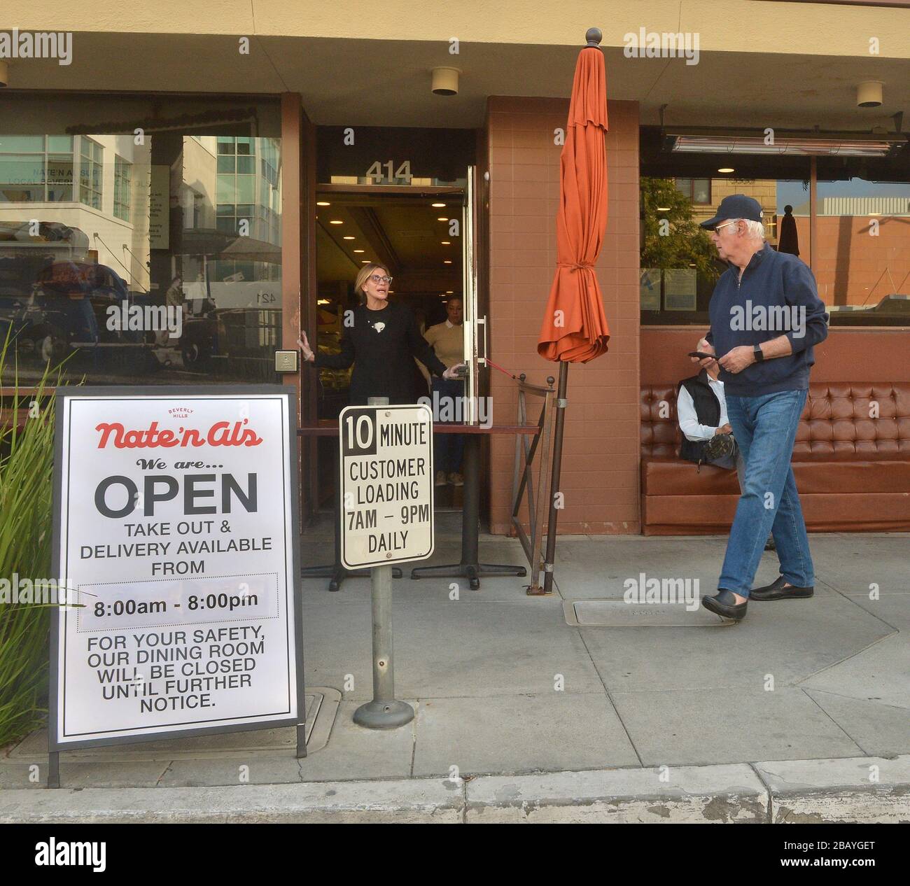 Los Angeles, Californie, États-Unis. 30 mars 2020. Los Angeles, États-Unis. 30 mars 2020. Bien qu'il ait été signalé que Nate'n Al Delicatessen fermait définitivement le dimanche 29 mars 2020 après avoir été en affaires à Beverly Hills depuis 1945 avec une clientèle incluant de nombreuses légendes du secteur du divertissement, le restaurant a déclaré : « les médias ont incorrectement signalé que Nate'n Al's est « disparu pour toujours ». La épicerie fine mettra fin au service de prise en main et de livraison mais espère reprendre les opérations normales après la fin de la restauration on.in-restaurant de l'interdiction, à la suite de l'urgence du coronavirus. Photo de Jim Ruymen/U. Banque D'Images