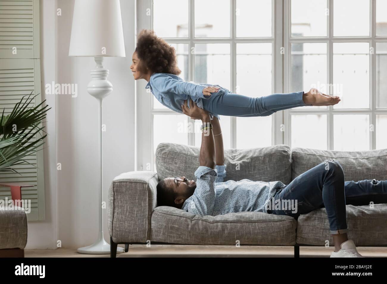 Un père africain a levé la fille jouant ensemble à la maison Banque D'Images