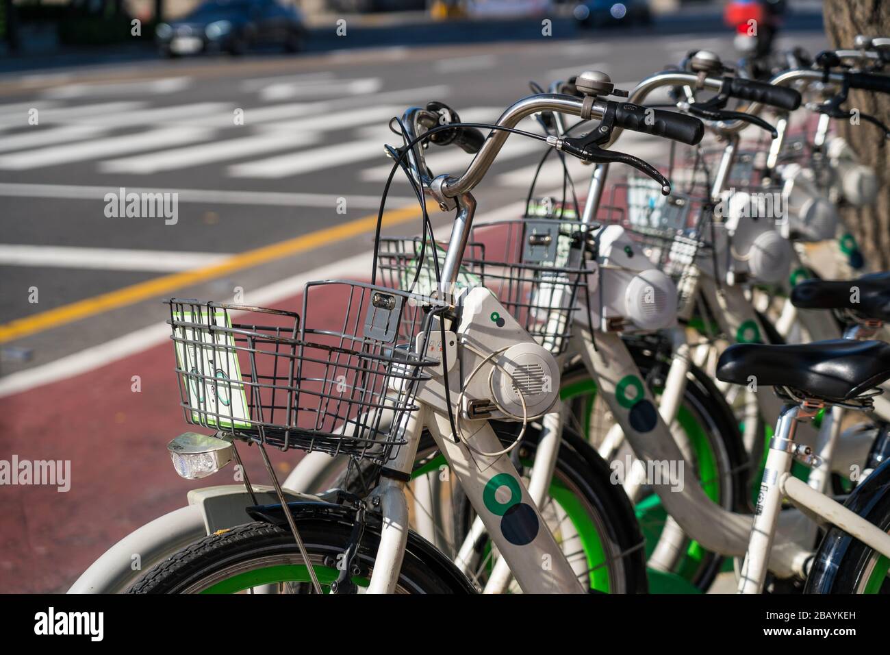 Image rapprochée du panier de vélo avec fond de rue. Panier à vélo à l'avant à Séoul, en Corée du Sud. Banque D'Images