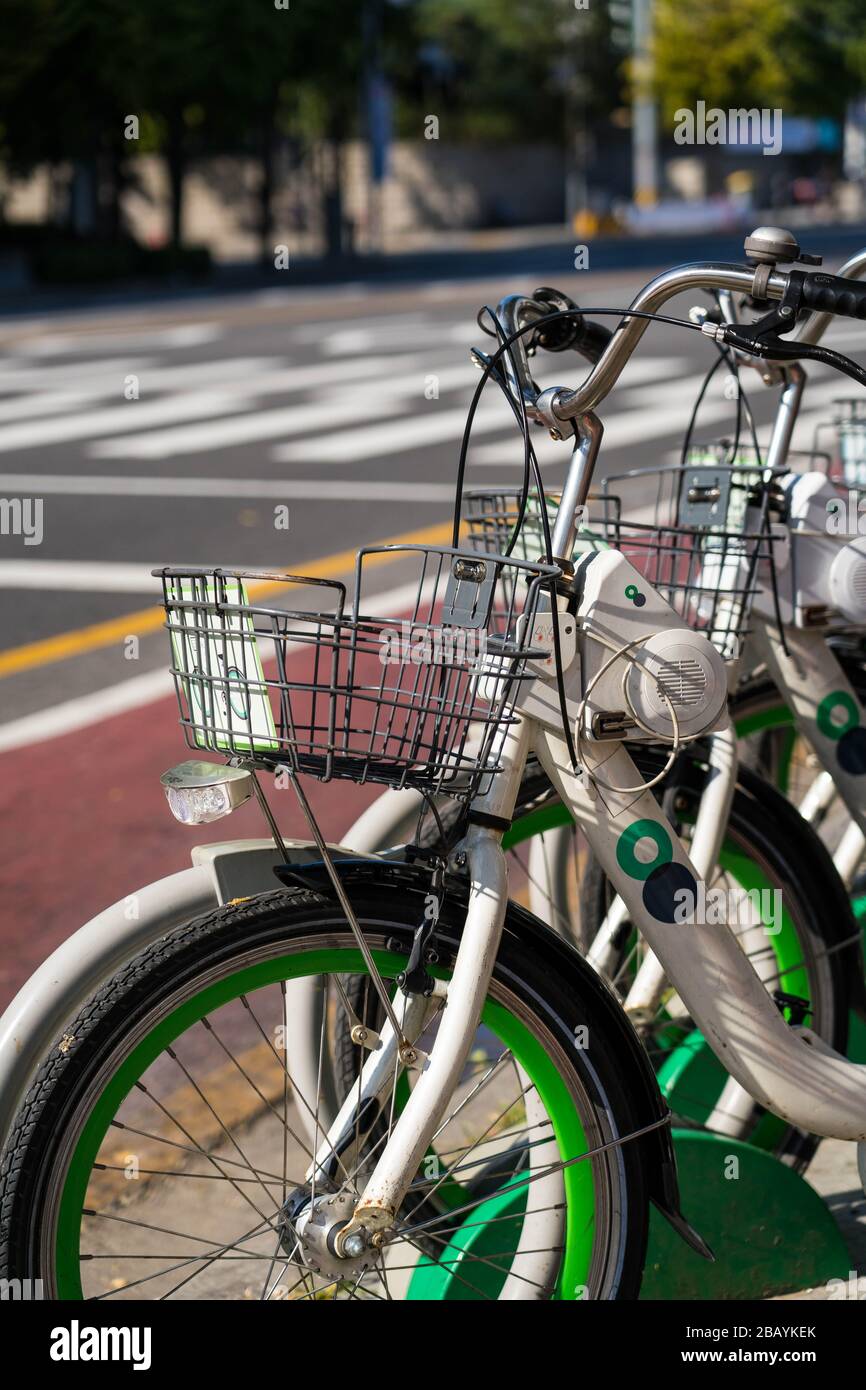 Image verticale du panier de vélo de location avec fond de rue. Parking à vélo en Corée du Sud. Banque D'Images