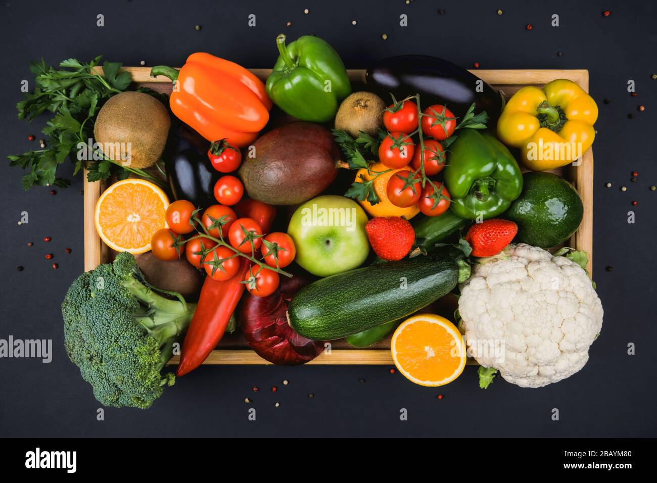 Grande sélection de fruits et légumes crus dans la boîte Banque D'Images