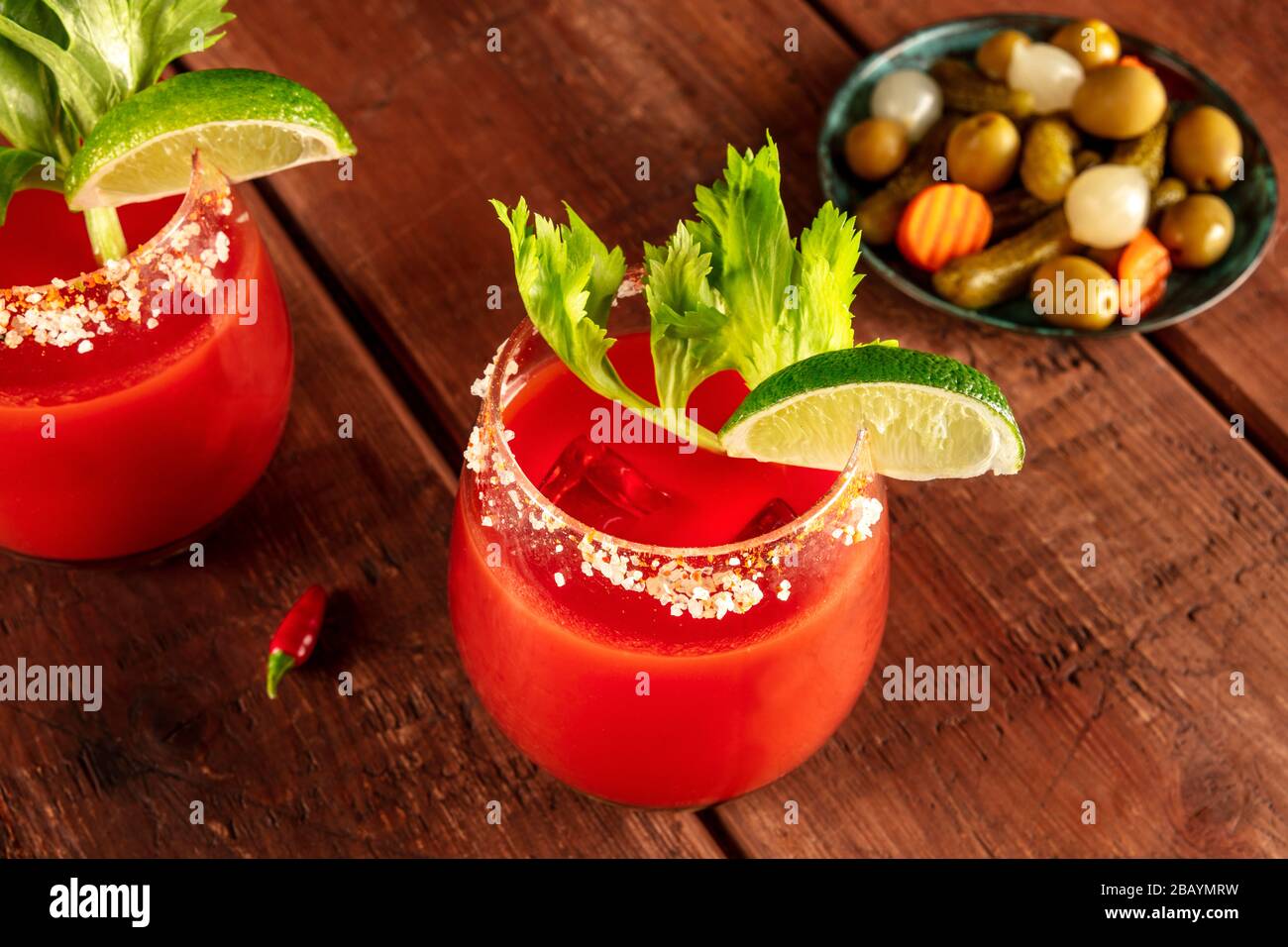 Cocktail sanglant Marie avec jus de tomate, citron vert et céleri Photo  Stock - Alamy