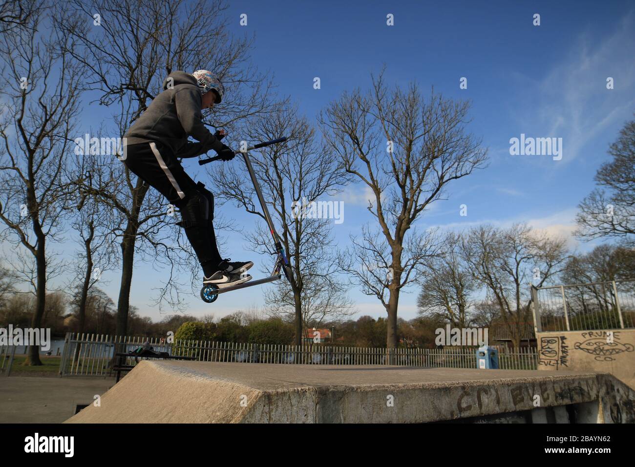 Scooter pour jeunes, angleterre, royaume-uni, skate, skatepark, rampes, tours, scooter, parc, sauts, cascades. Banque D'Images