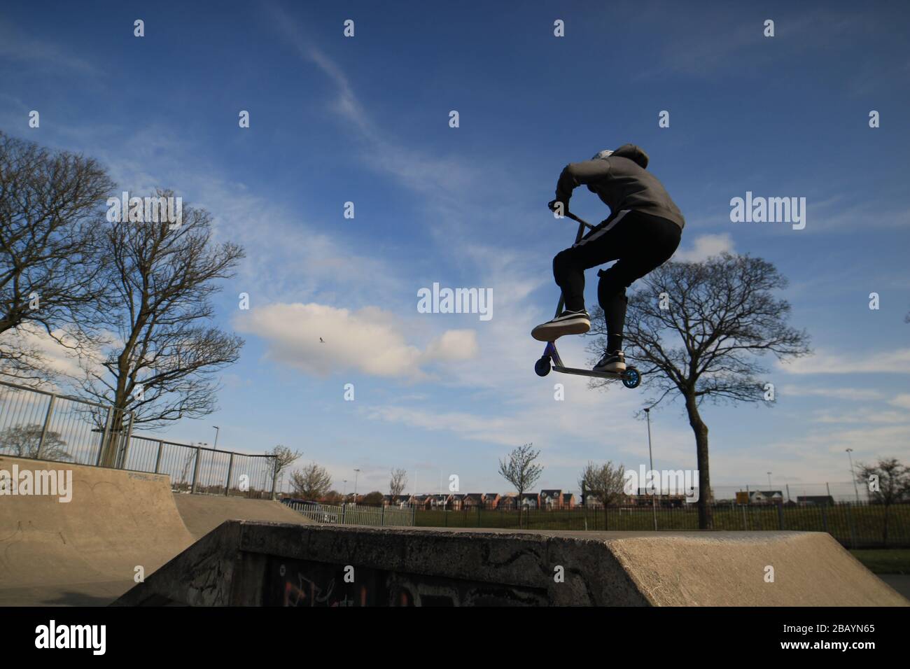 Scooter pour jeunes, angleterre, royaume-uni, skate, skatepark, rampes, tours, scooter, parc, sauts, cascades. Banque D'Images