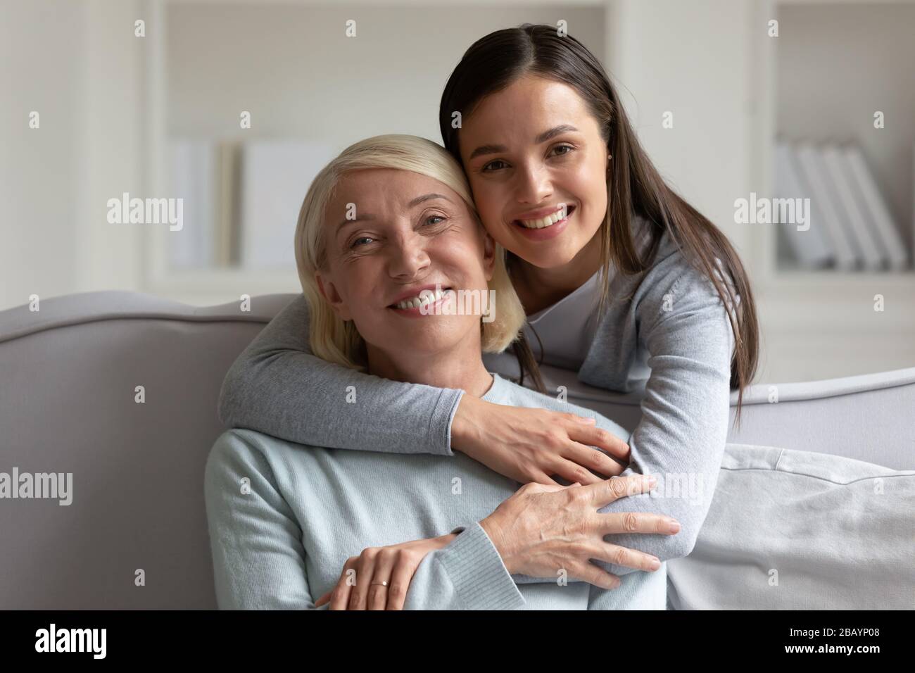 Portrait d'une heureuse maman senior et d'une fille adulte embrassant Banque D'Images