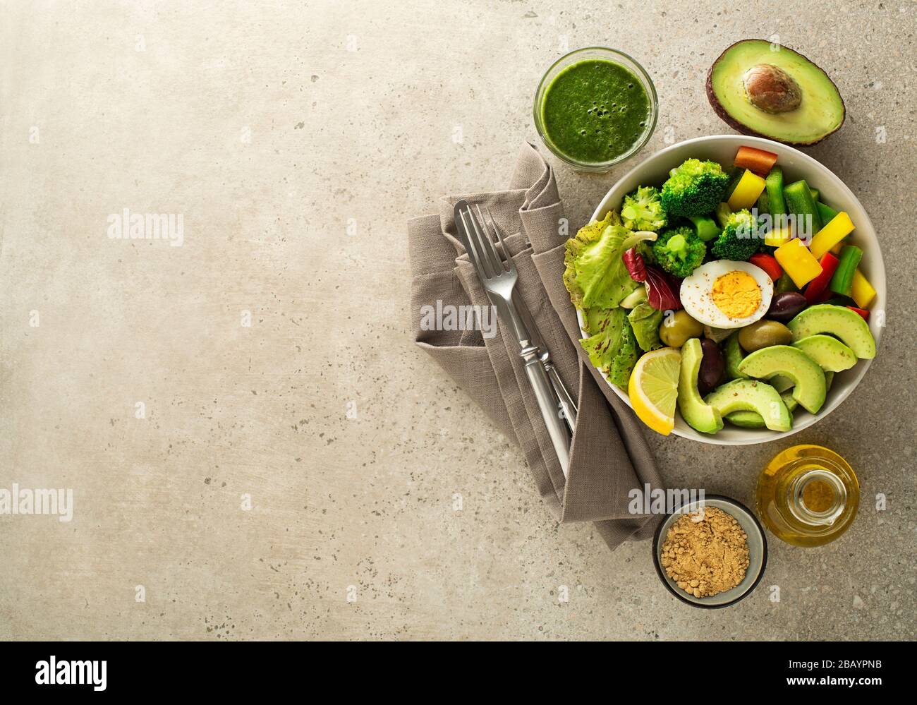 Repas de salade sain avec œufs, avocat et légumes frais mélangés sur fond gris vue de dessus. Alimentation et santé. Concept de repas sain Banque D'Images