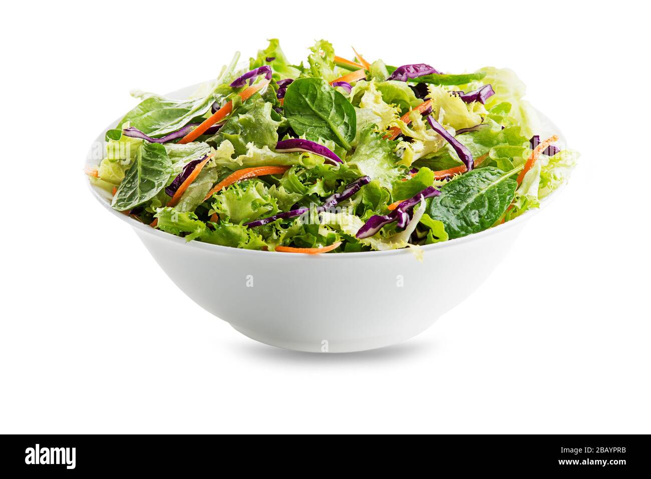 Salade de laitue verte avec légumes frais mélangés isolés sur fond blanc Banque D'Images