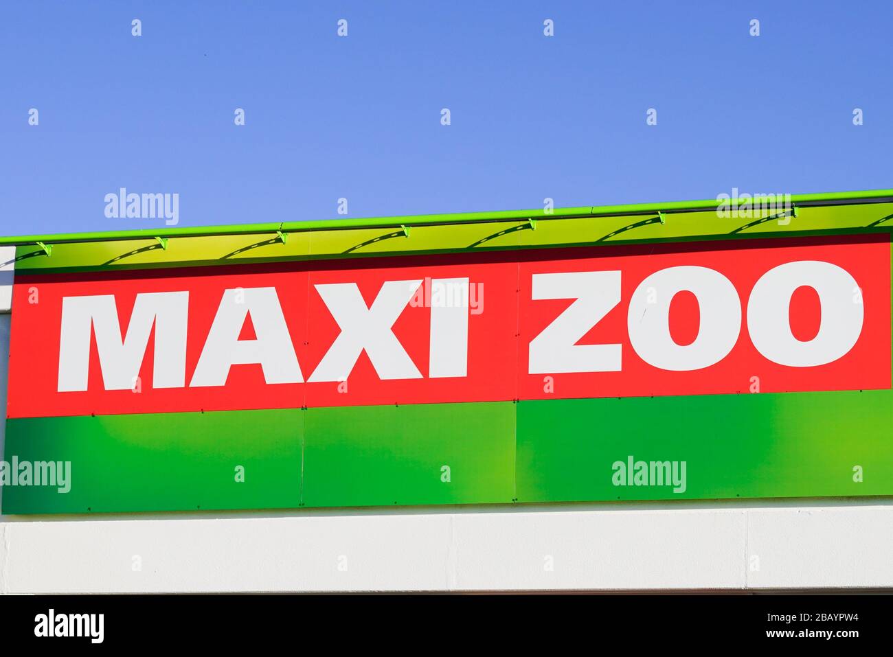Bordeaux , Aquitaine / France - 03 15 2020 : maxi zoo logo boutique jardin centre boutique amélioration de la maison marque Banque D'Images