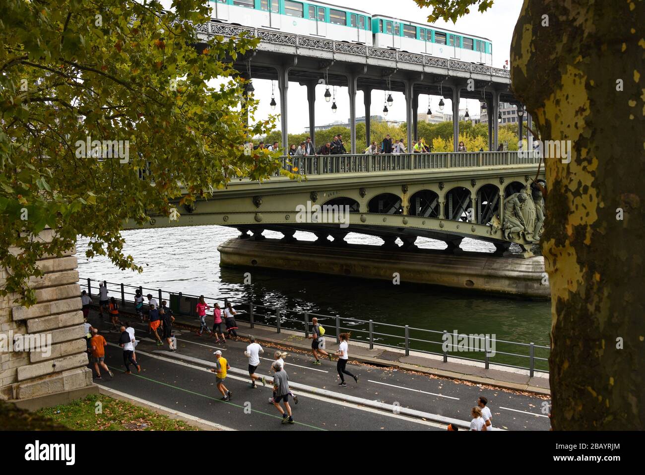 Marathon de Paris passant sous Pont Bir Hakeim et montrant la Seine en métro en hauteur Banque D'Images
