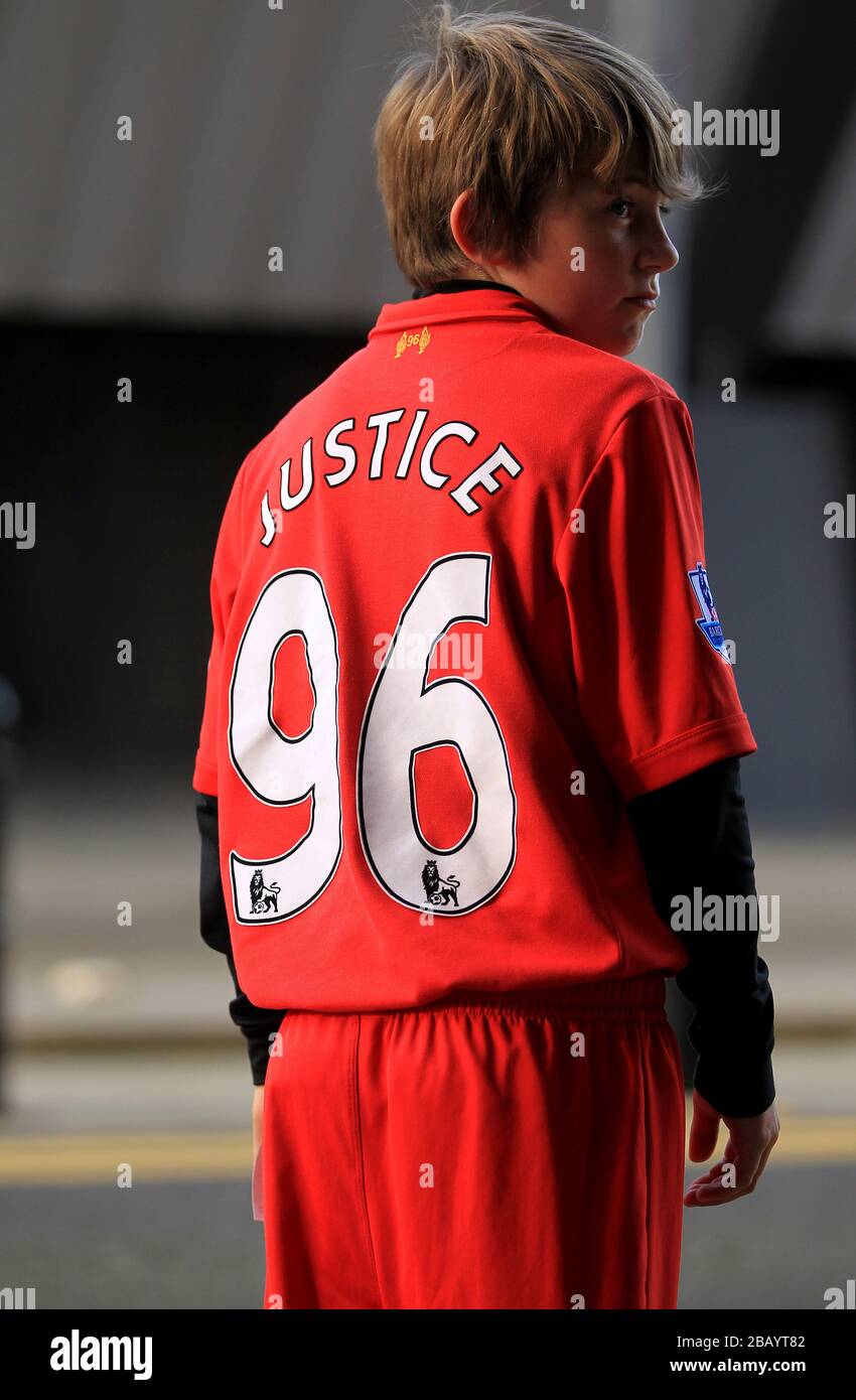 Un jeune fan de Liverpool avec le juge 96 au dos de son maillot Banque D'Images