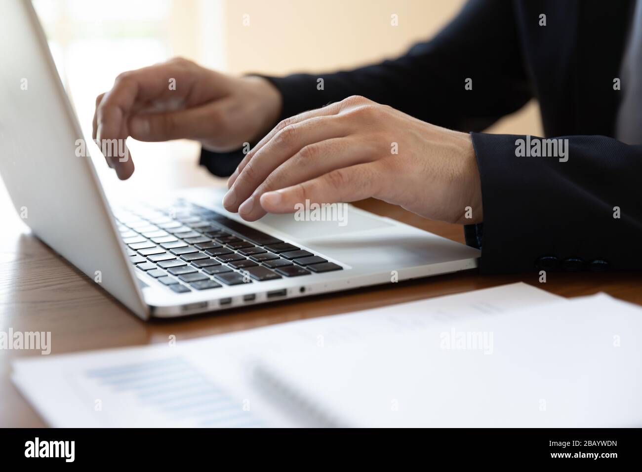 Homme d'affaires assis au bureau en tapant sur l'image de gros plan de l'ordinateur portable Banque D'Images