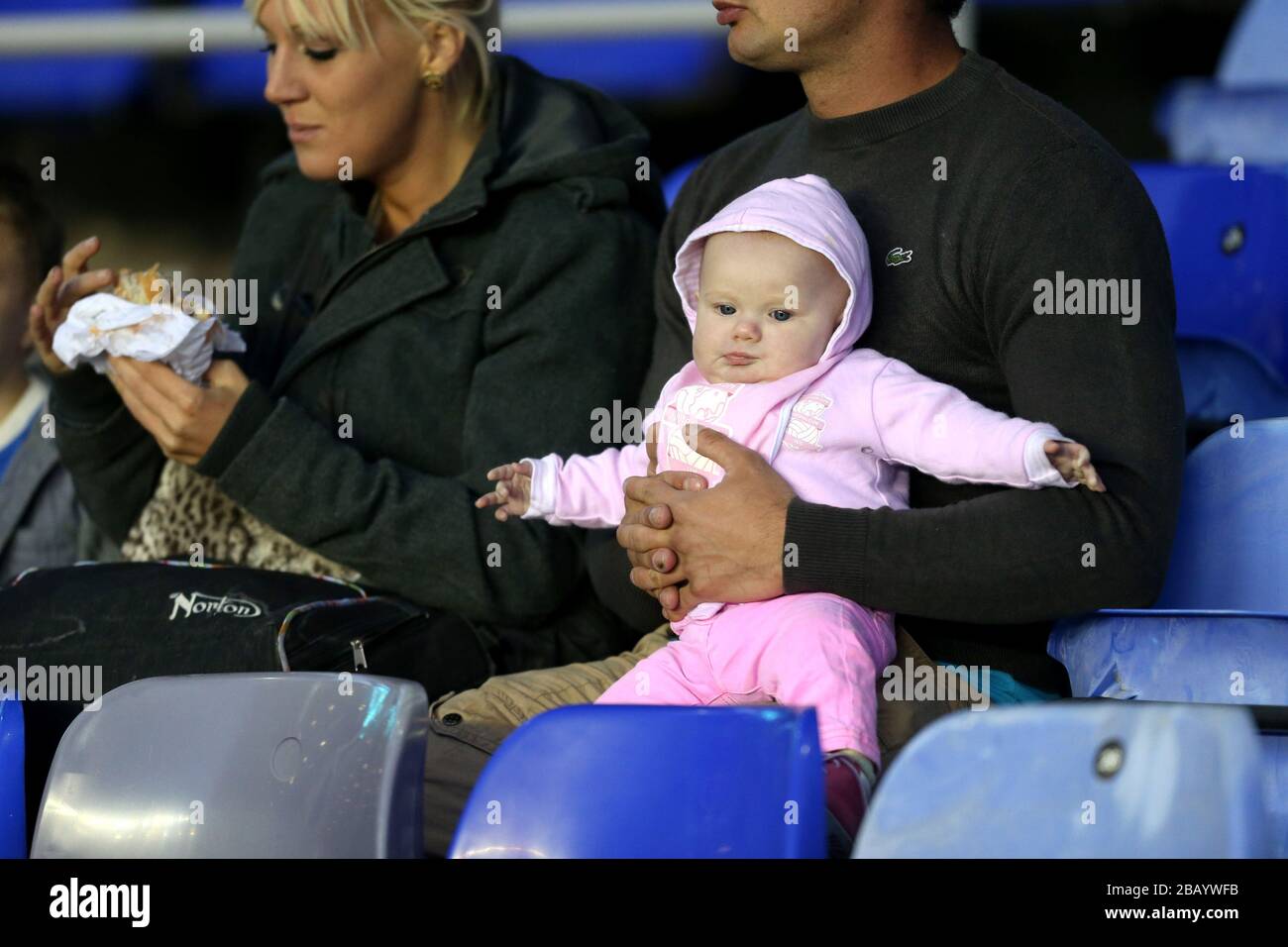 Un jeune bébé Birmingham City fan dans les tribunes Banque D'Images