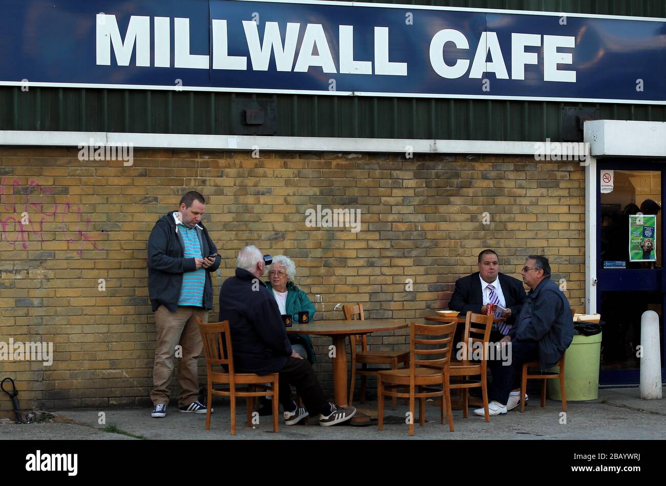 Les fans peuvent prendre un rafraîchissement au Millwall Cafe en face du Den, qui abrite le Millwall Football Club Banque D'Images