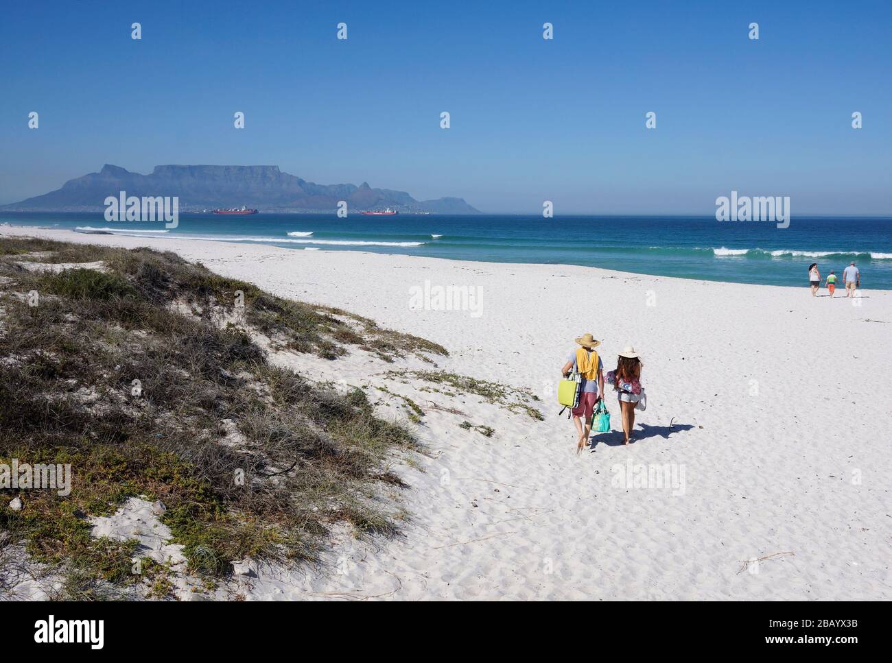 Les gens qui profitent d'une journée à la plage de Bloubergstrand près du Cap, en Afrique du Sud. Banque D'Images