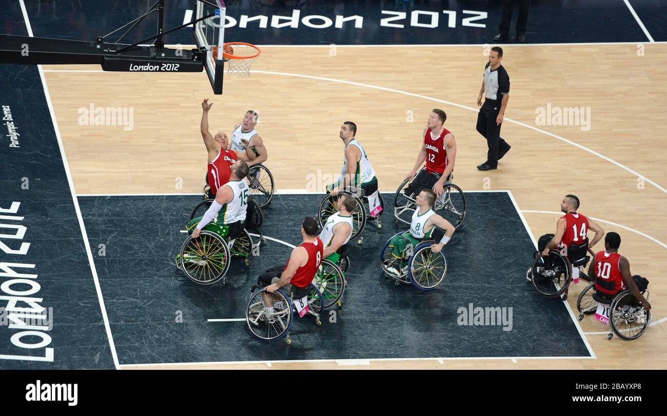 Richard Peter, du Canada, tire un panier lors de la finale de basket-ball en fauteuil roulant entre l'Australie et le Canada à la North Greenwich Arena, à Londres Banque D'Images