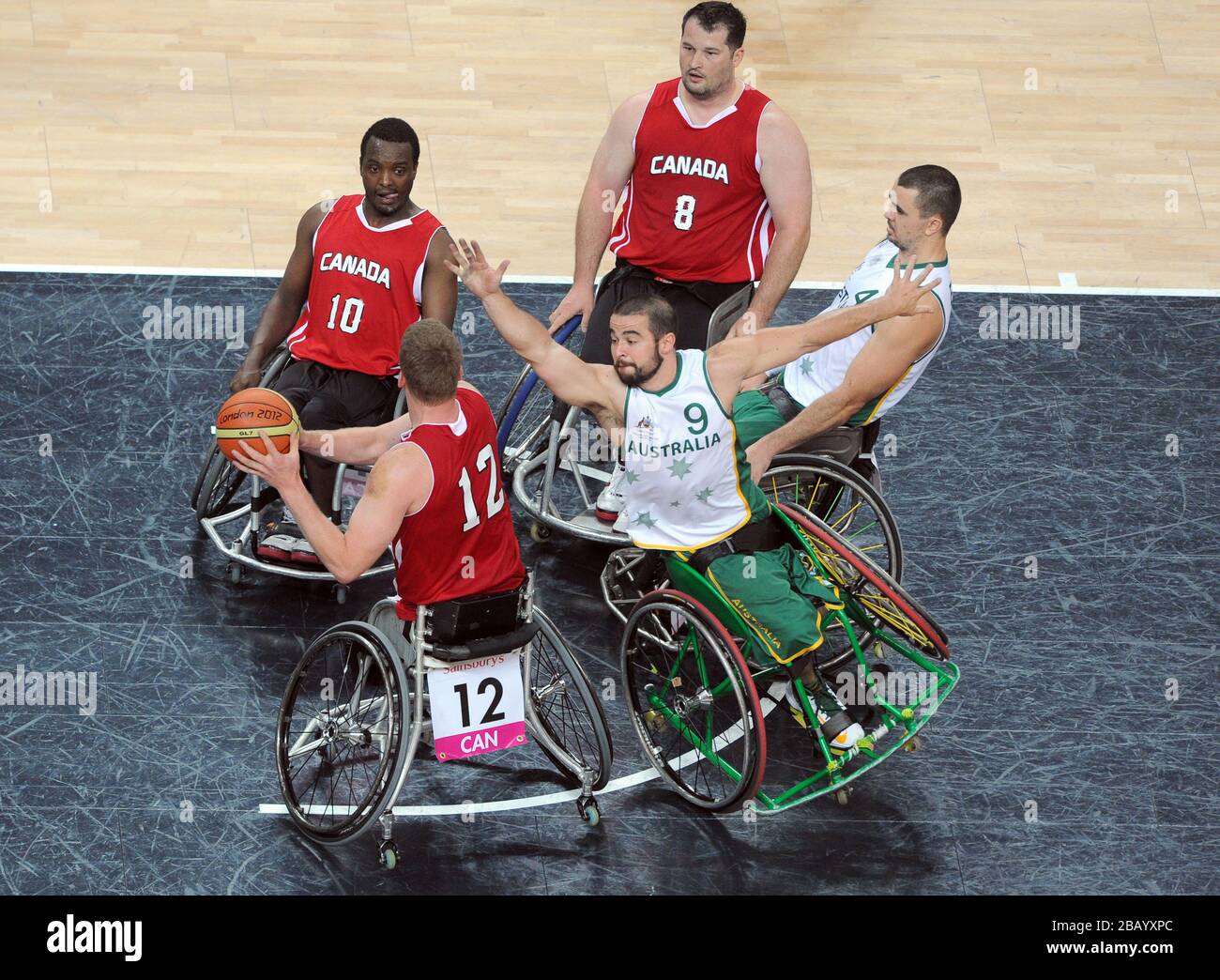 Le Tristan Knowles d'Australie tente de bloquer Patrick Anderson du Canada lors de la finale masculine de basket-ball en fauteuil roulant entre l'Australie et le Canada à la North Greenwich Arena de Londres Banque D'Images