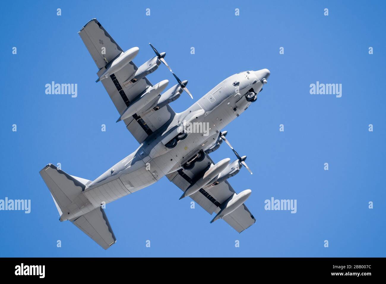 25 mars 2020 Mountain View / CA / USA - gros plan des avions militaires de l'armée de l'air américaine effectuant un vol d'entraînement Banque D'Images