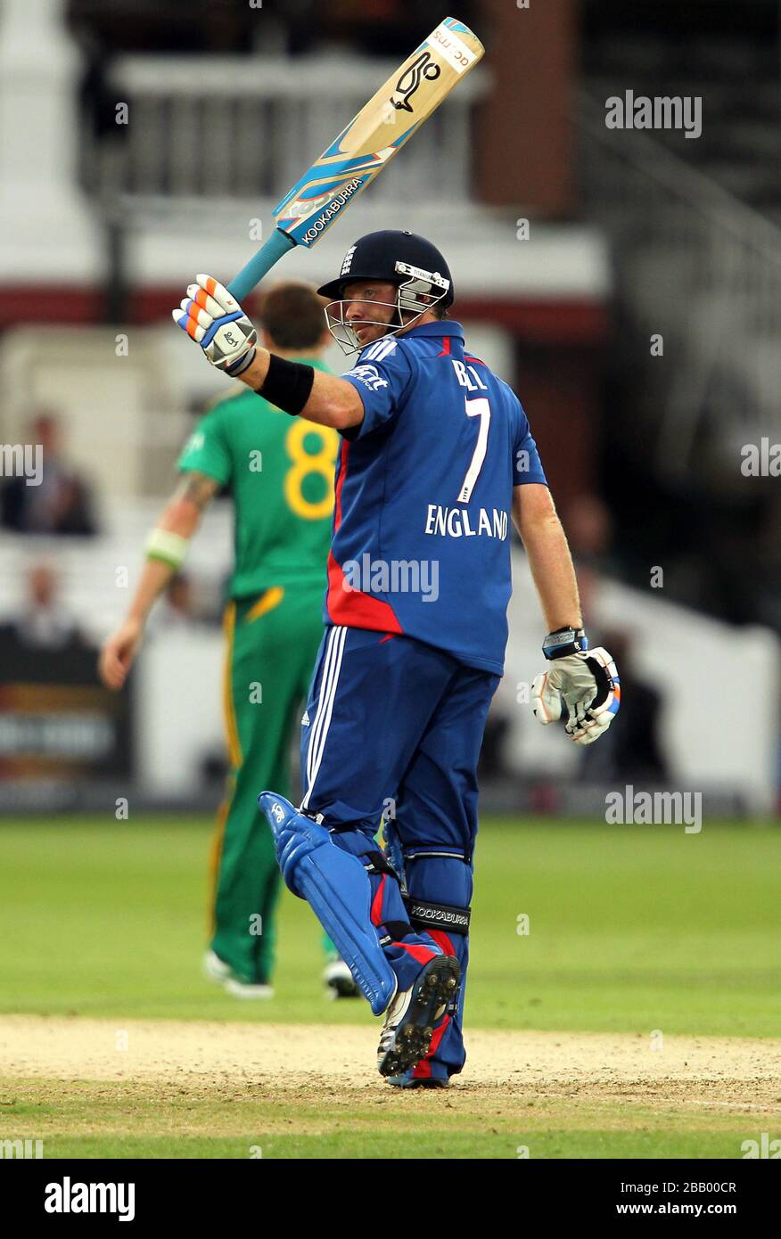 Ian Bell, de l'Angleterre, célèbre 50 courses de batter contre l'Afrique du Sud lors du match international d'une journée à Lord's Banque D'Images