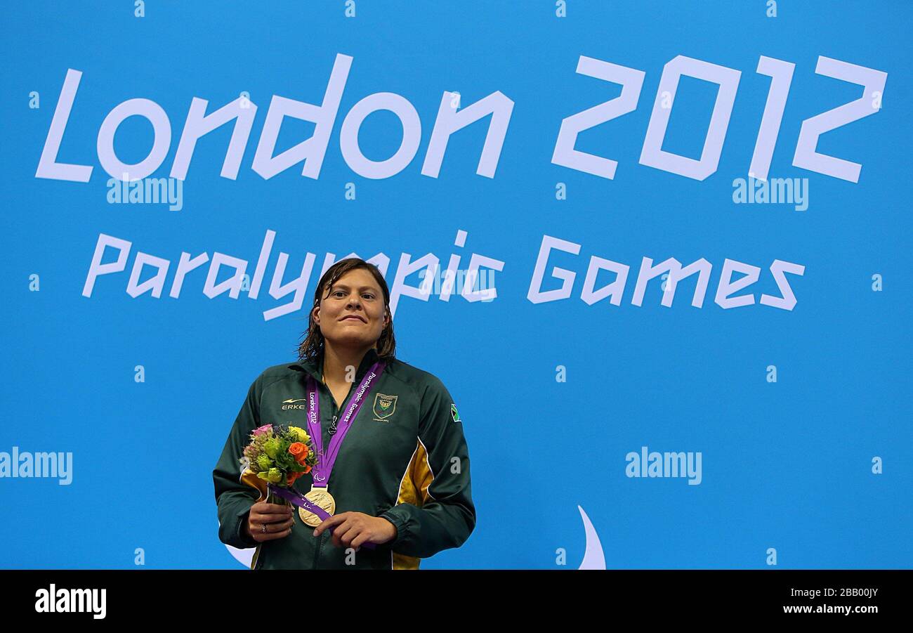 Natalie du Toit, médaillée d'or en Afrique du Sud, après la Medley individuelle des femmes de 200 m - finale des Jeux paralympiques de Londres. Banque D'Images