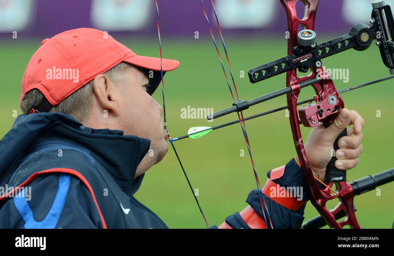 Jeff Farby, des États-Unis, attire l'arc avec ses dents pendant qu'il rivalise pendant le tour de classement individuel de Recurve W1 à Woolwich Arsenal, Londres. Banque D'Images