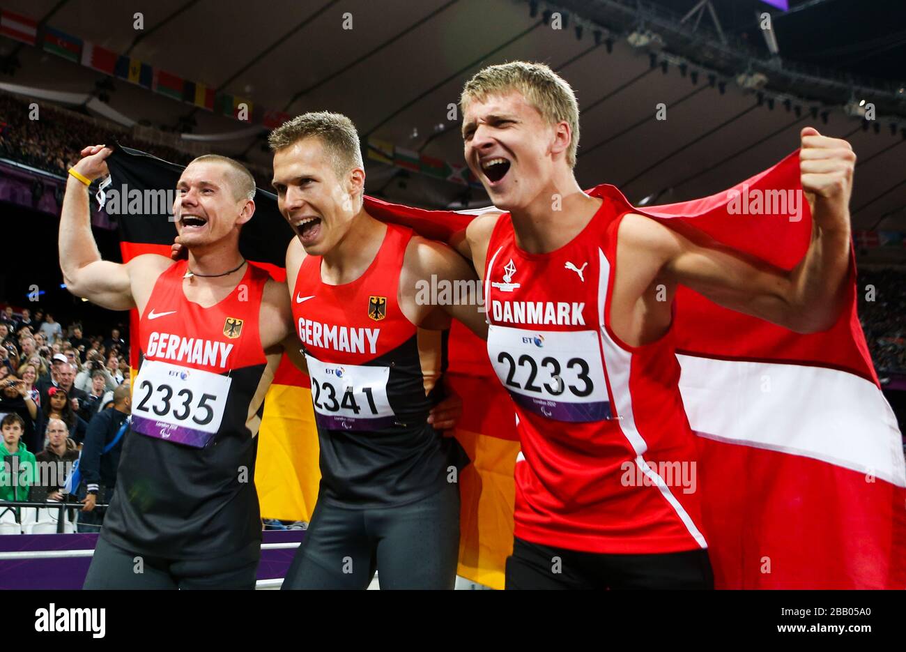 Vainqueur de la médaille d'or de l'Allemagne dans le long saut pour hommes F42/44 Markus Rehm (centre), médaillé d'argent de l'Allemagne Wojtek Czyz (gauche) et médaillé de bronze Daniel Jorgensen Banque D'Images