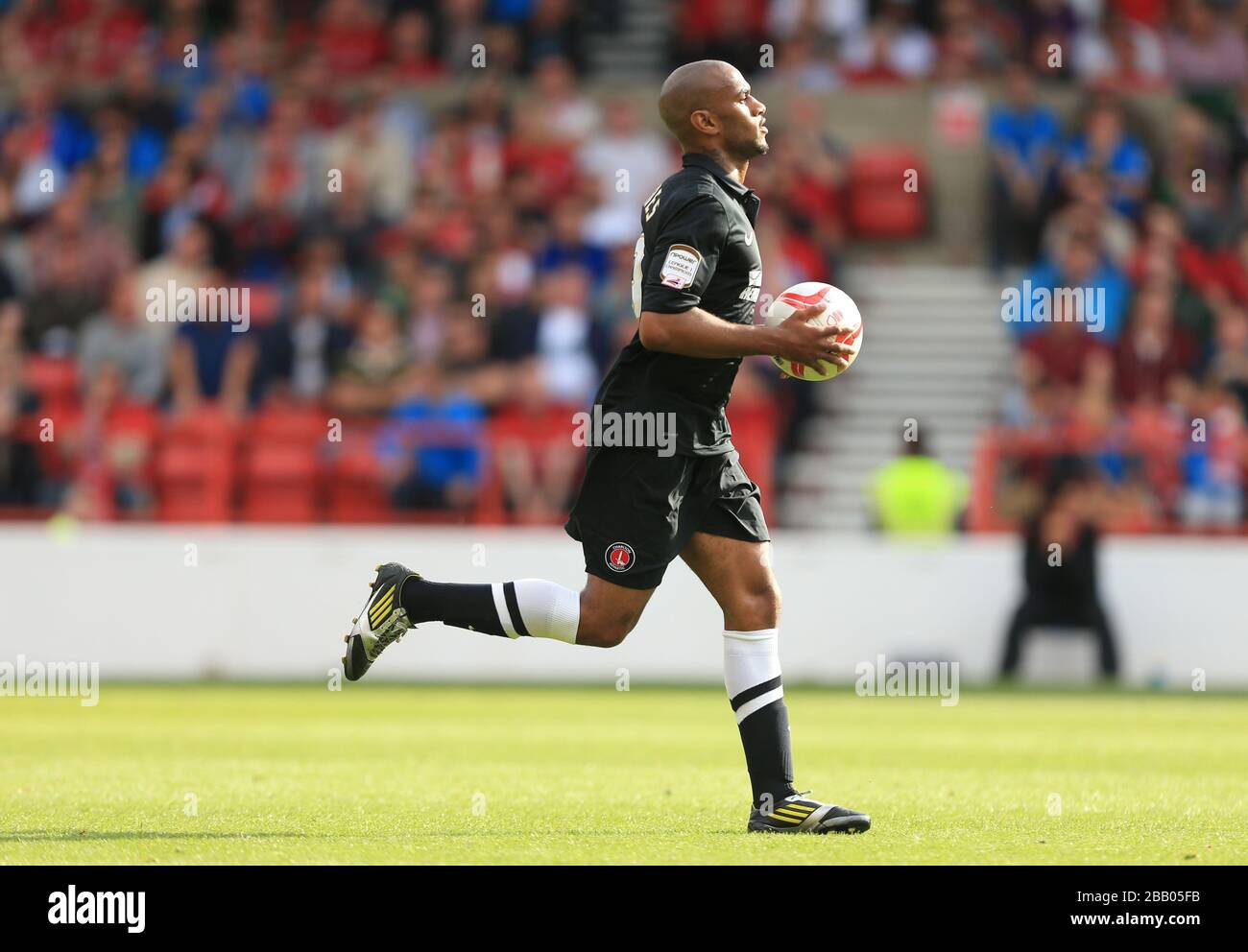 Charlton Athletic's Danny Haynes retourne à la ligne de mi-chemin après avoir marqué un but tardif Banque D'Images