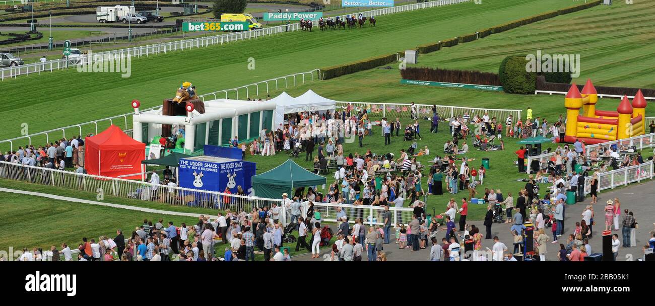 Coureurs et coureurs dans le Piper Heidsieck Champagne handicap prend le jour de plaisir en famille. Banque D'Images