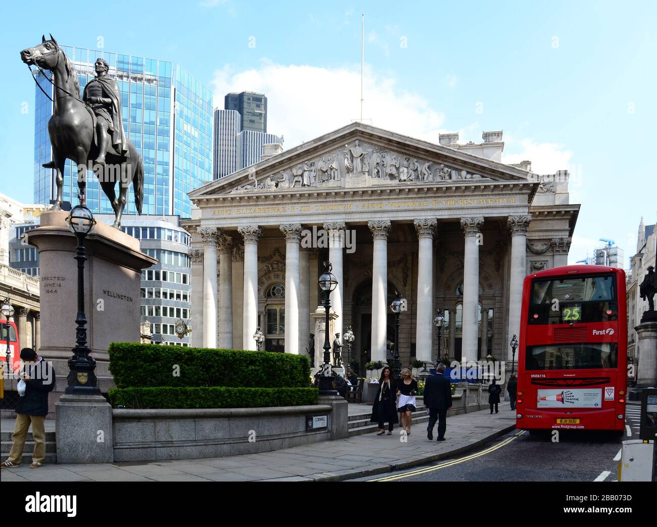 Scène de rue avec bus à impériale Red London en face de la Royal Exchange dans le quartier financier. Londres, Royaume-Uni Banque D'Images
