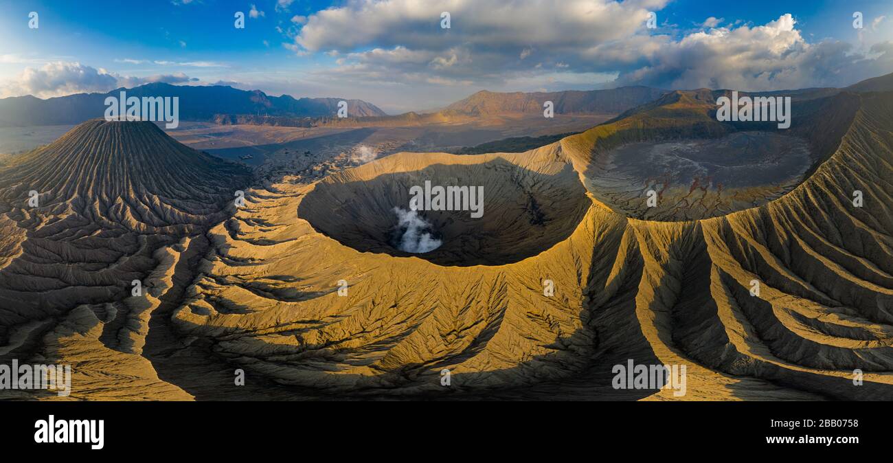 Vue panoramique aérienne de la ventilation au gaz forme un complexe Volcano actif en fin de soirée (Mont Bromo, Java, Indonésie) Banque D'Images