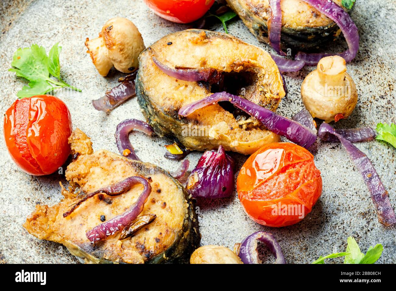 Le maquereau grillé les poissons et les légumes dans une poêle grill  vertical Vue de dessus Photo Stock - Alamy