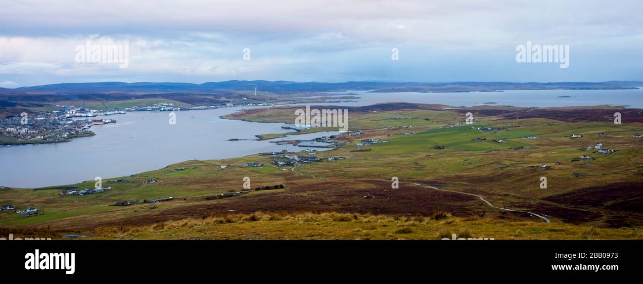 Panorama de Lerwick et c'est le port du sommet du quartier de Bressay, Shetland, Écosse, Royaume-Uni. Banque D'Images