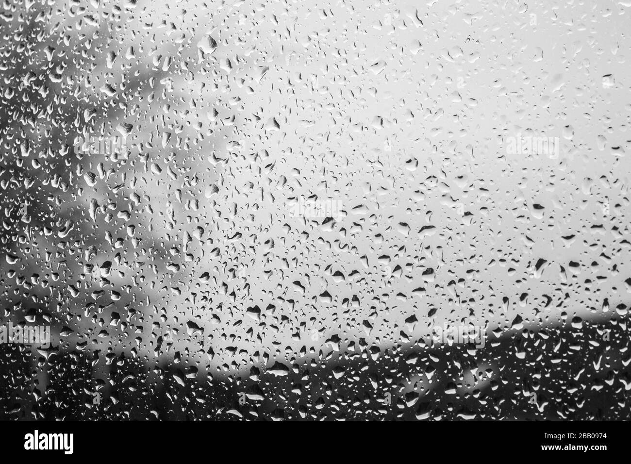 Gouttes d'eau sur la fenêtre. Magnifique motif abstrait de pluie sur une fenêtre. Jour de pluie. Banque D'Images