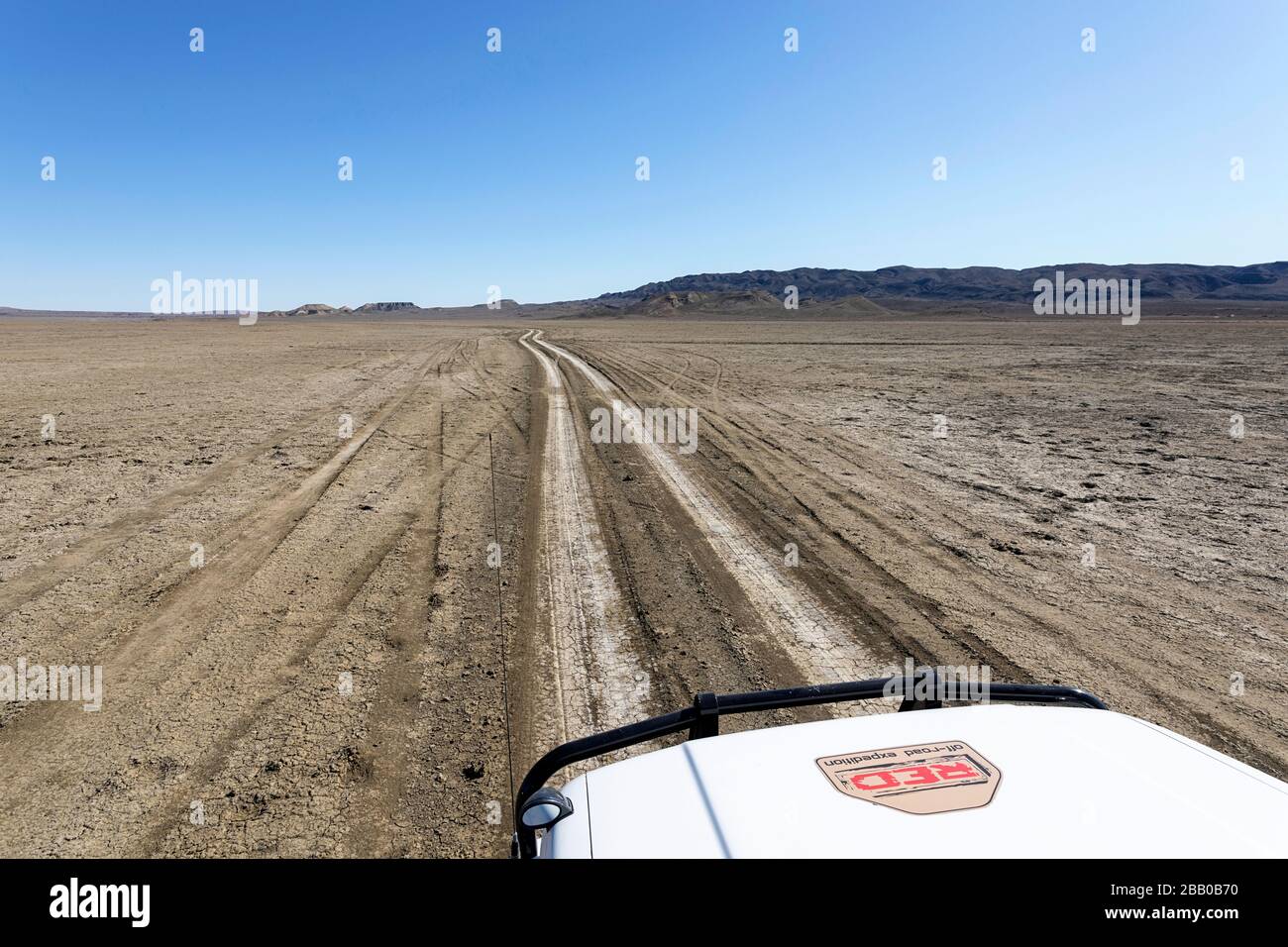 4 x 4 Toyota Landcroiser conduite sur route de terre dans les immenses steppes du Kazakhstan dans le désert de la dépression Caspienne, Aktau, région de Mangystau, Kazakhstan Banque D'Images