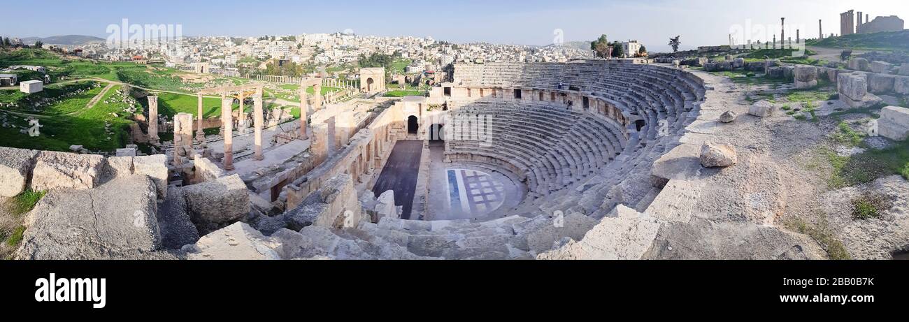 Panorama du Théâtre du Nord, ruines romaines de Gerasa, sur le site historique de Jerash en Jordanie Banque D'Images