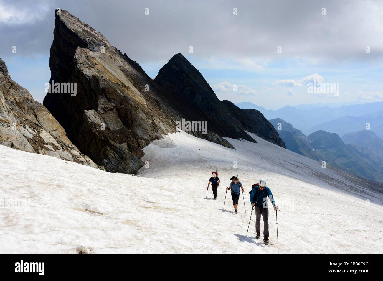 Alpinistes sur le glacier d'Ossoue, Pyrénées centrales, France Banque D'Images