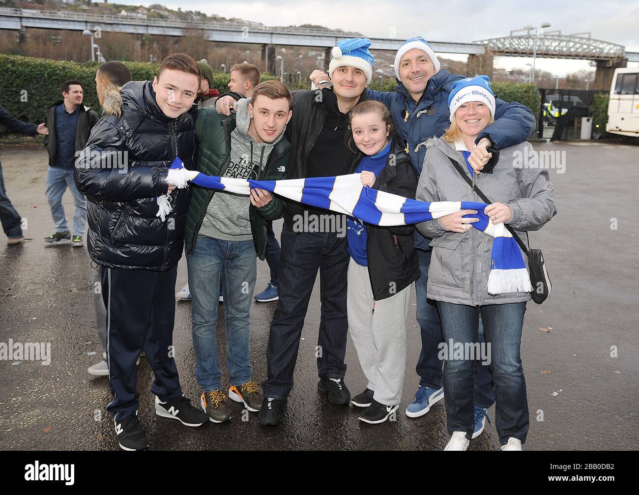 Les fans d'Everton à l'extérieur du Liberty Stadium avant le lancement Banque D'Images
