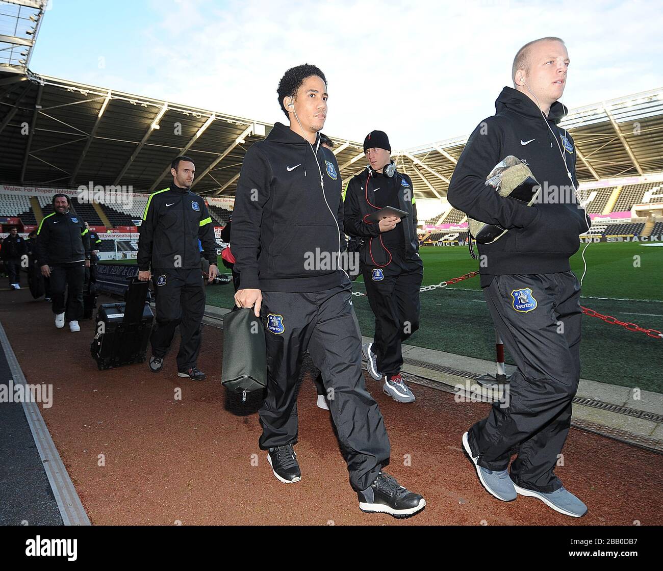 Steven Pienaar (à gauche) et Steven Naismith (à droite) d'Everton arrivent au Liberty Stadium avant le lancement Banque D'Images